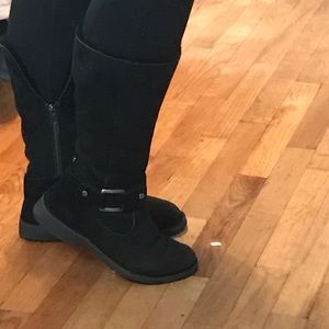 Blk UGG inside zip up boots-8.5